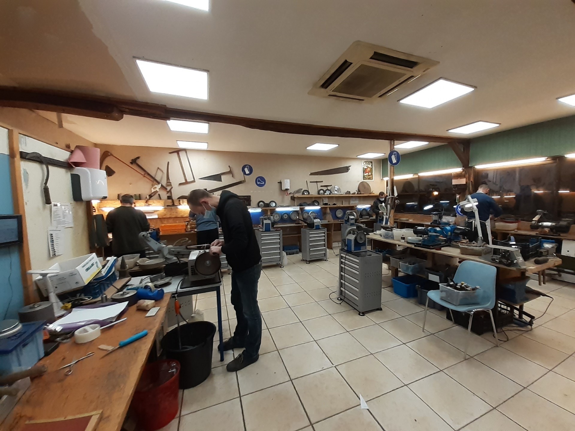 Salle de théorie et outils de coiffure et de toilettage avec espacement anti-covid