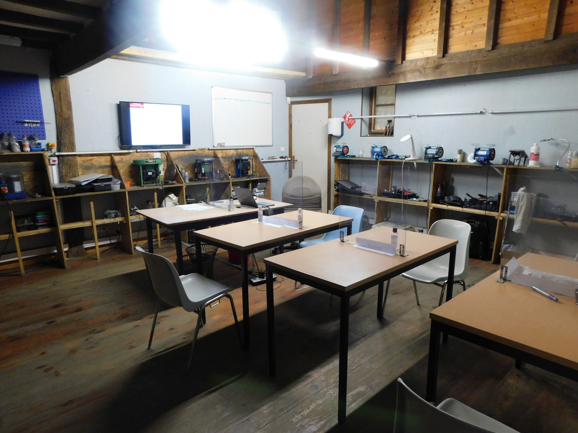 Salle de théorie et outils de coiffure et de toilettage avec espacement anti-covid