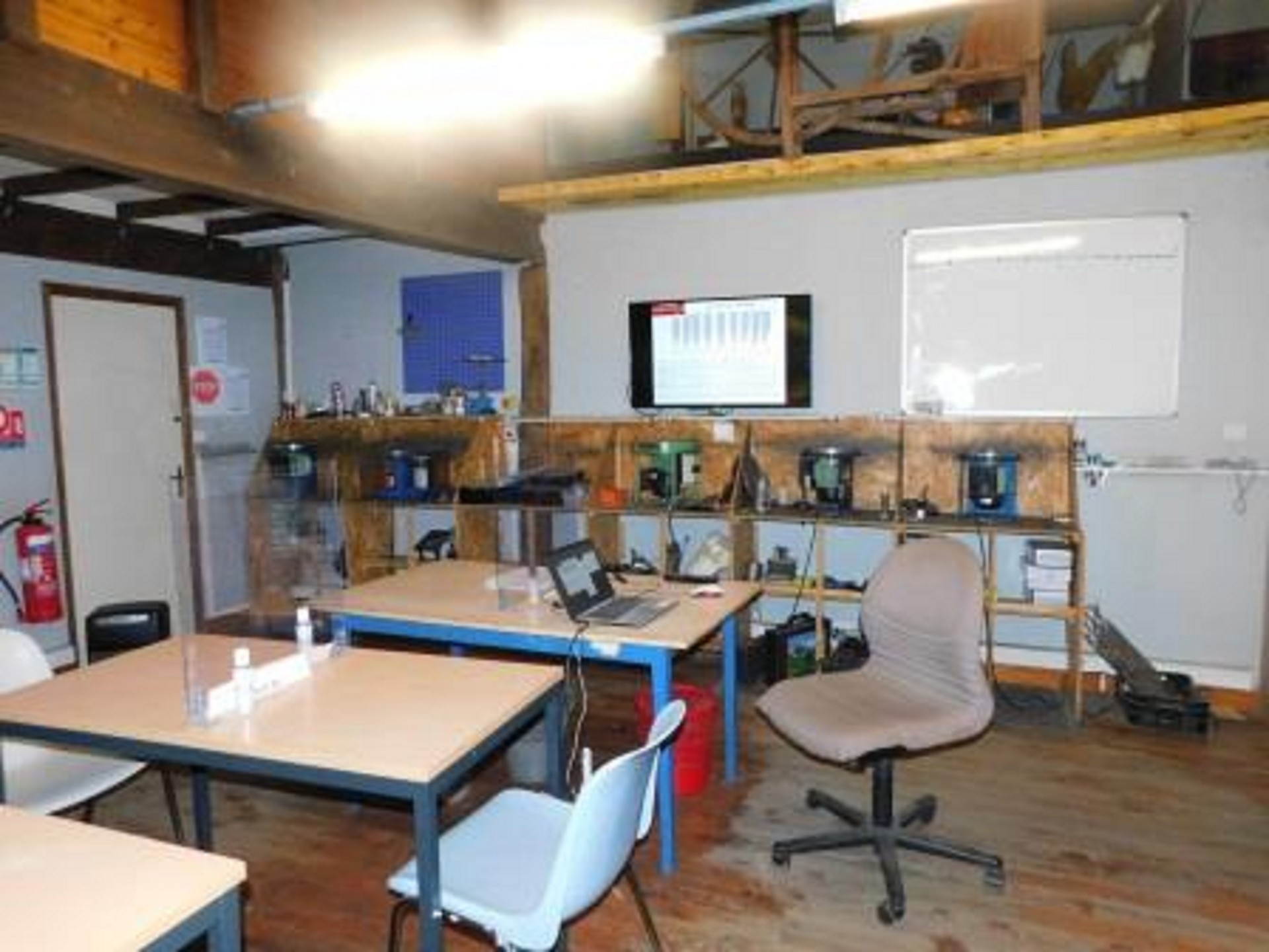 Salle de théorie et outils de coiffure et de toilettage avec espacement anti-covid